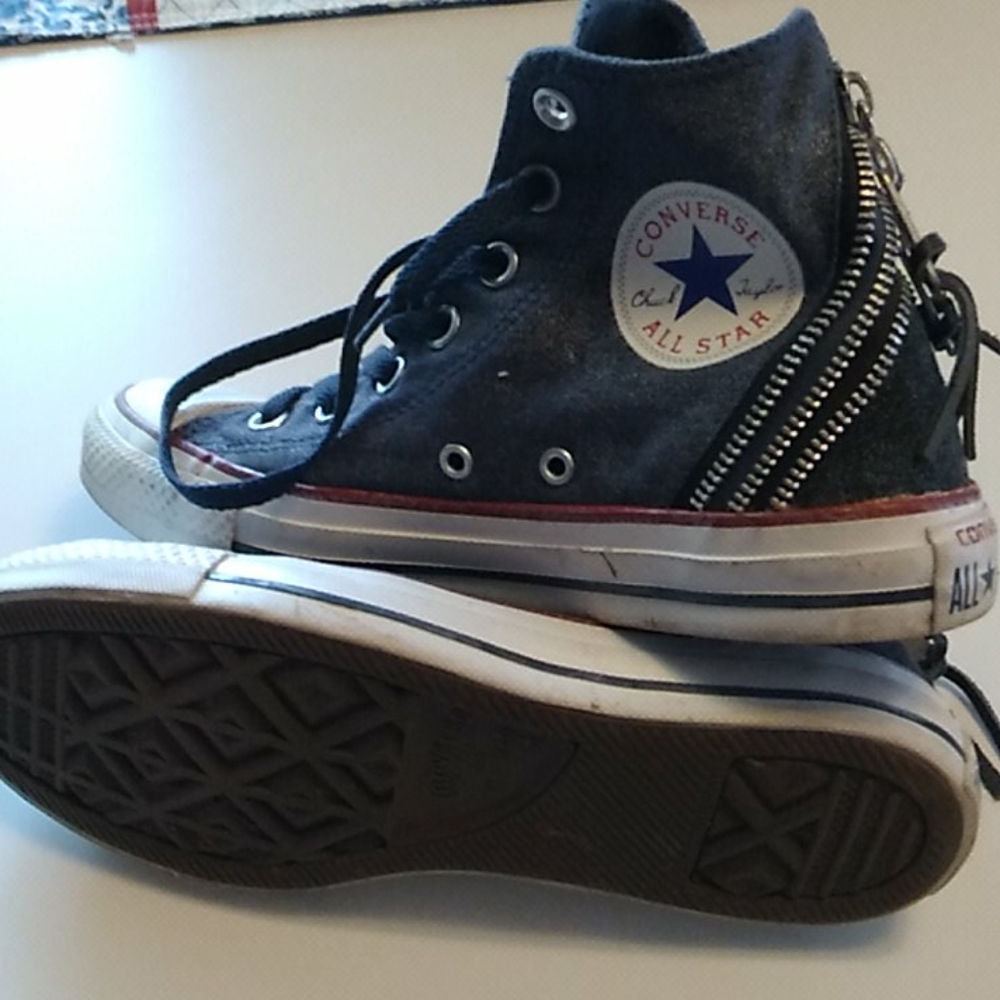 Converse tennis shoes